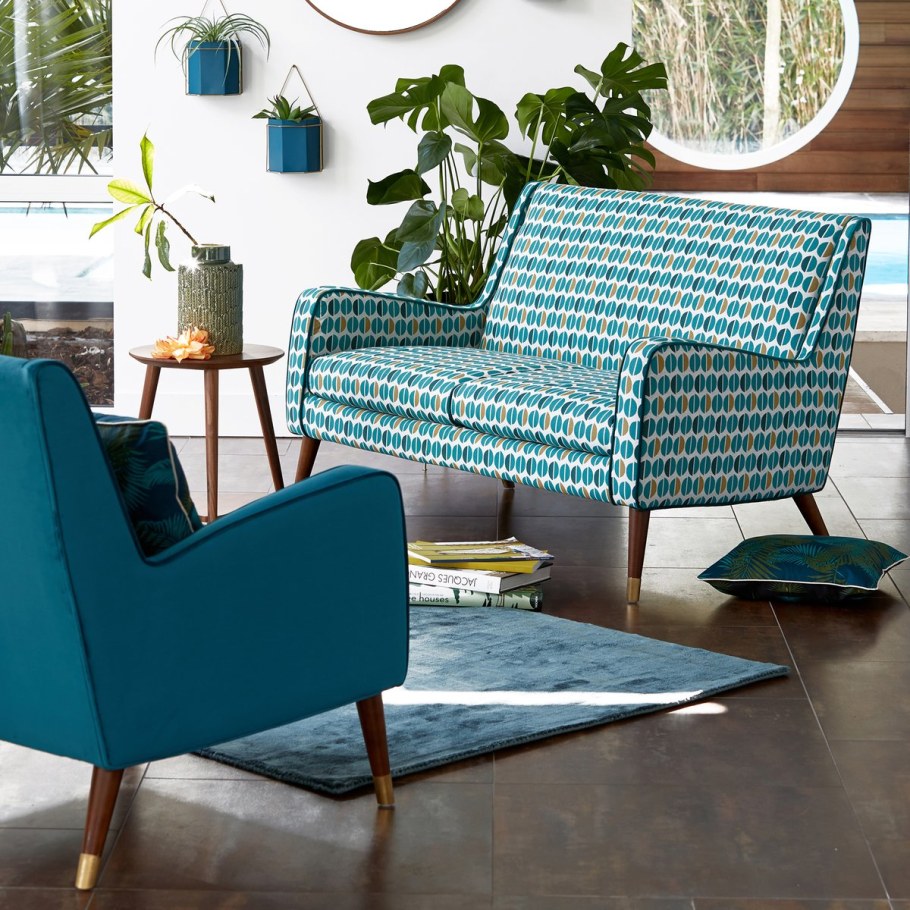 Кресло в углу гостиной