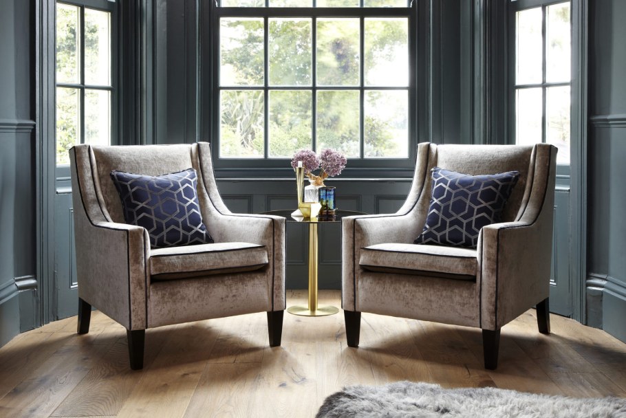 Стулья с обивкой с птицами