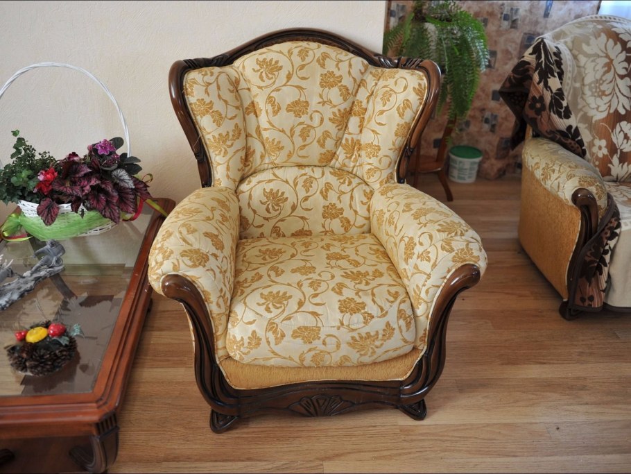 Старые мягкие кресла