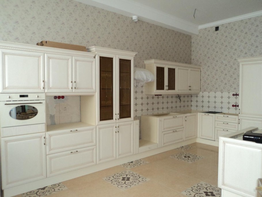 Товары в мебельном магазине