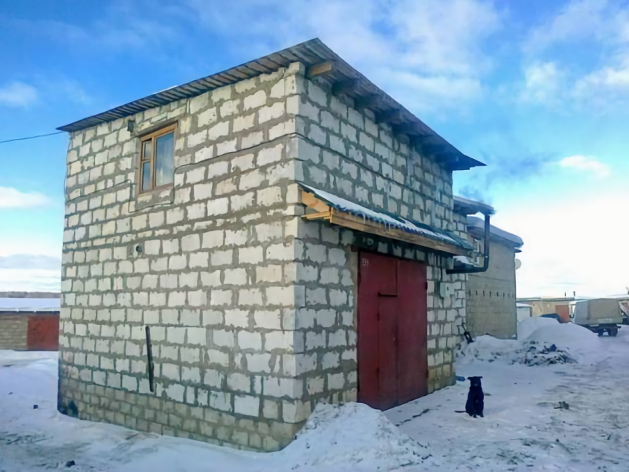 Двухэтажный гараж из пеноблоков