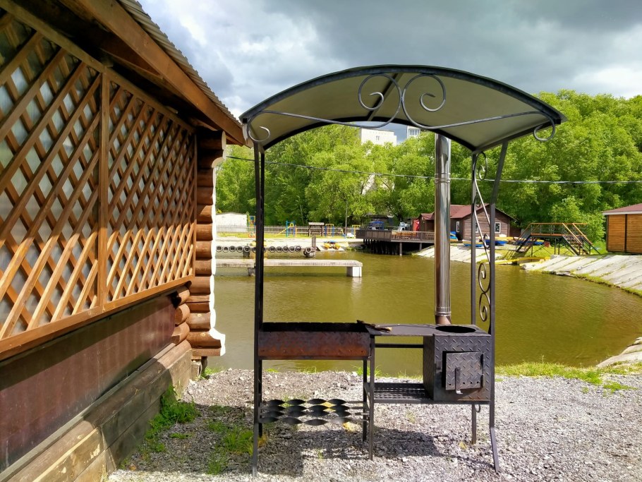 Патио с барбекю и деревянным навесом