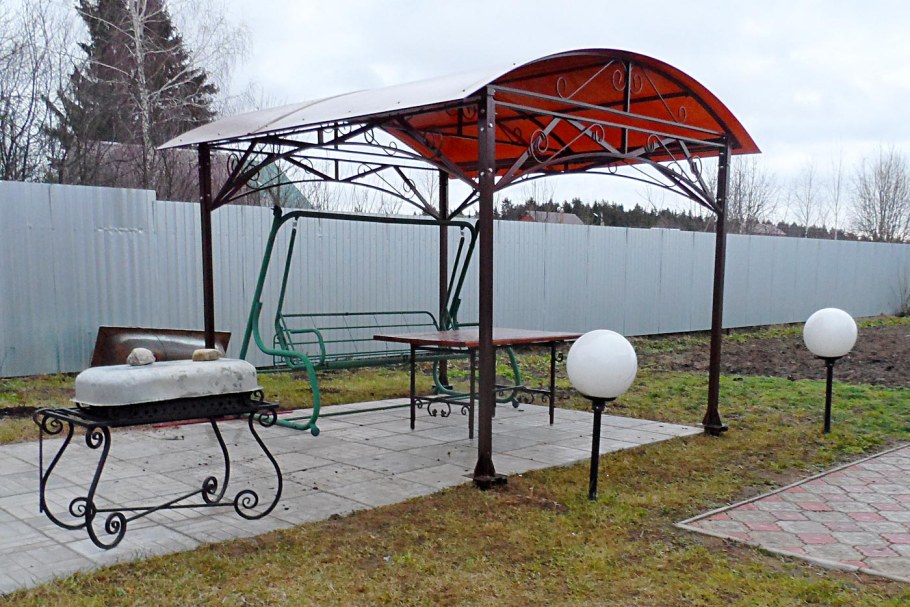 Металлическая беседка с мангалом