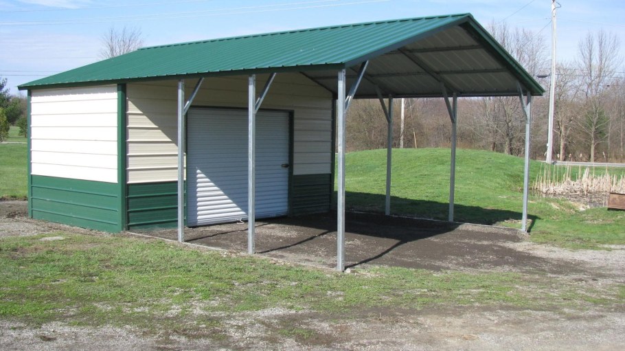 Навес с хозблоком