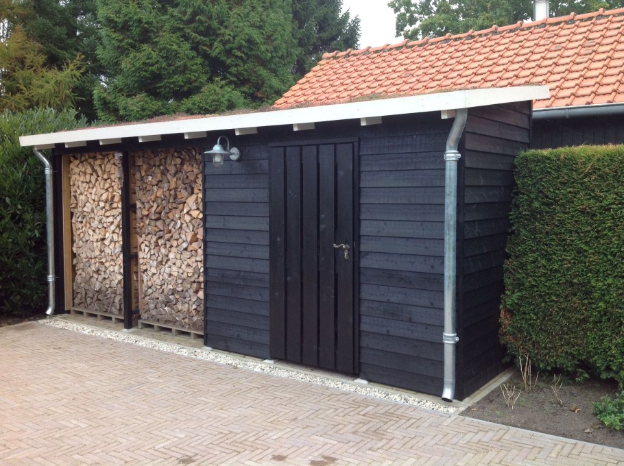 Хозблок вдоль забора