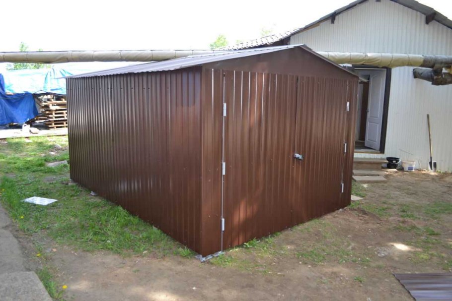 Металлический гараж на даче