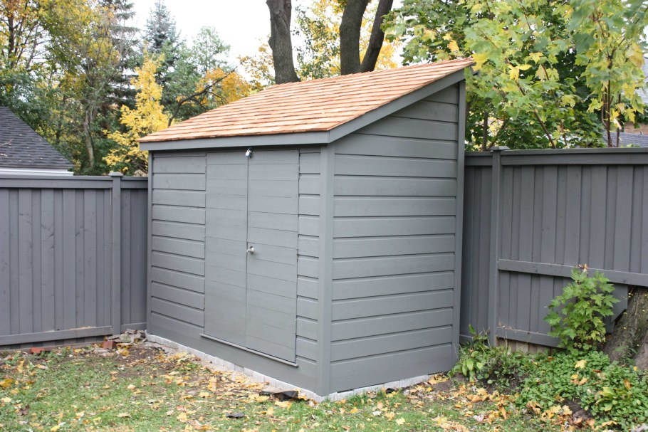 Небольшой хозблок из профнастила