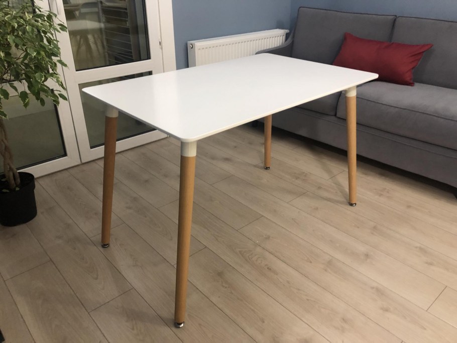 Стол с тремя деревянными ножками 120