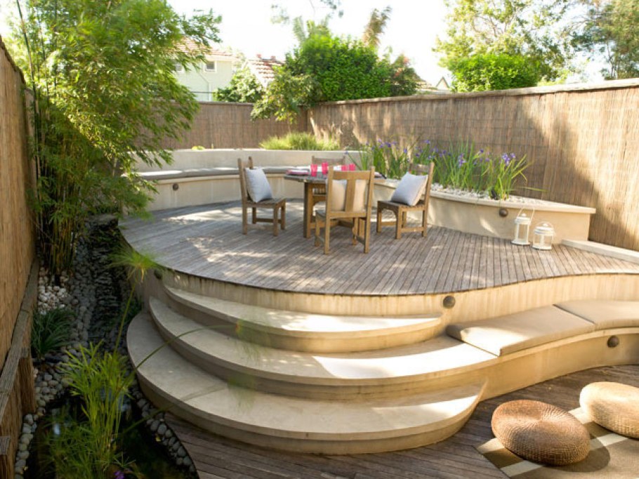 Деревянный подиум на участке