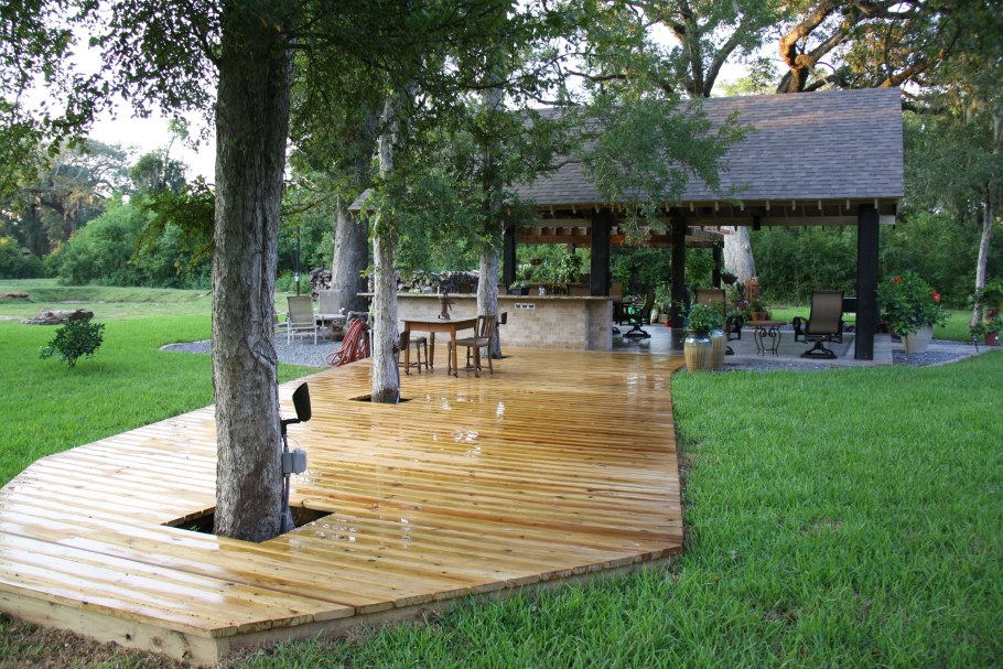 Патио вокруг дерева