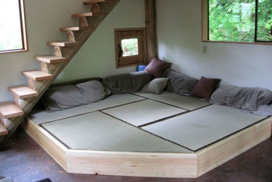 Подиум кровать в дачном доме