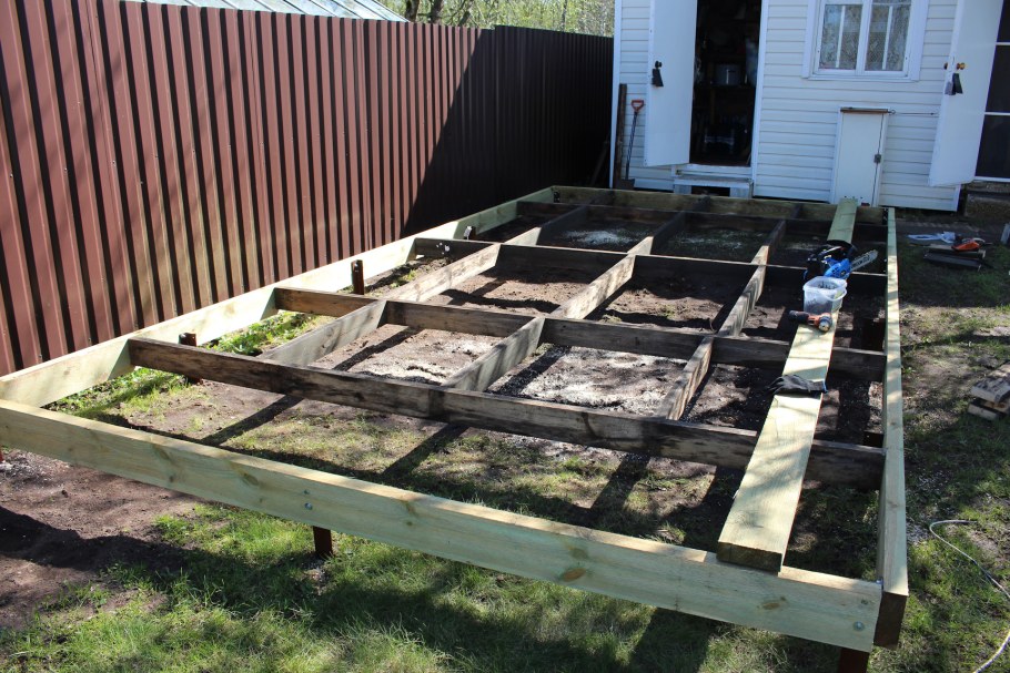 Деревянный подиум на даче