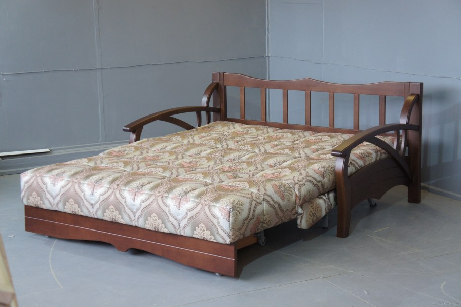 Диван из дерева