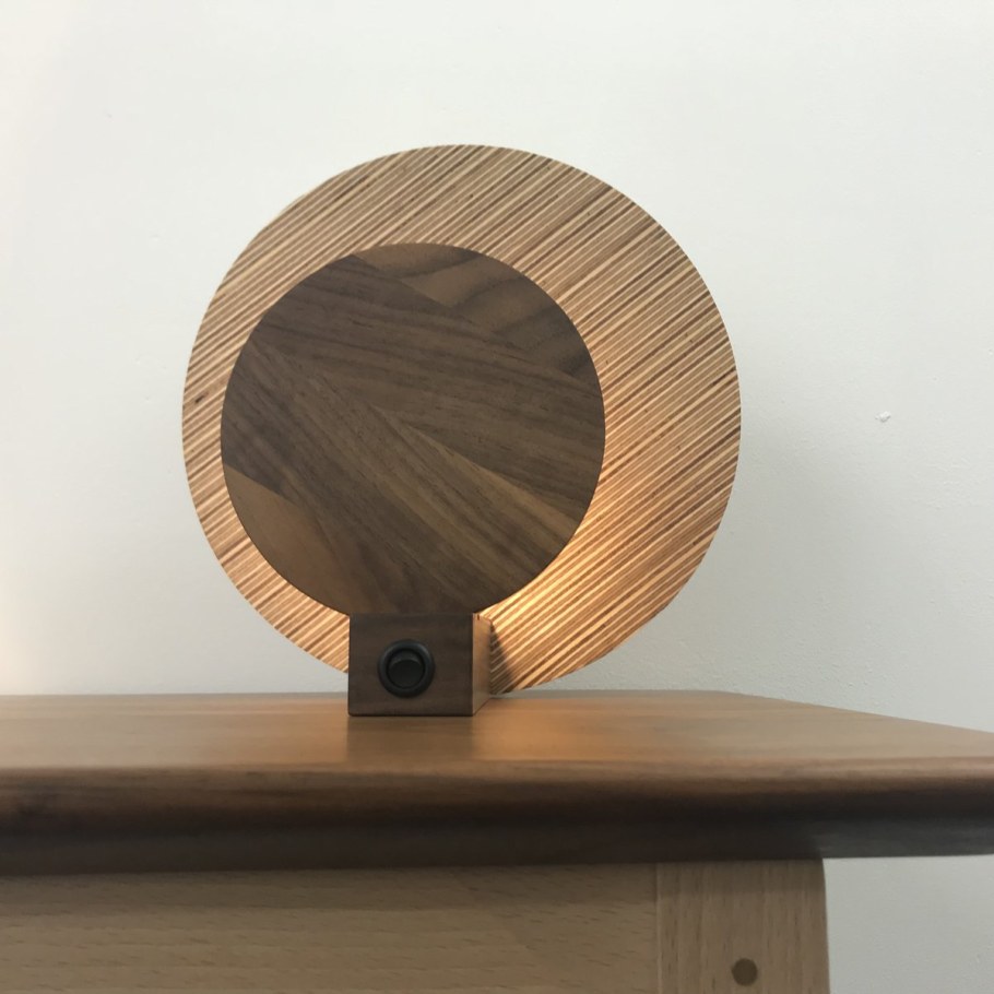 Настольная лампа из дерева
