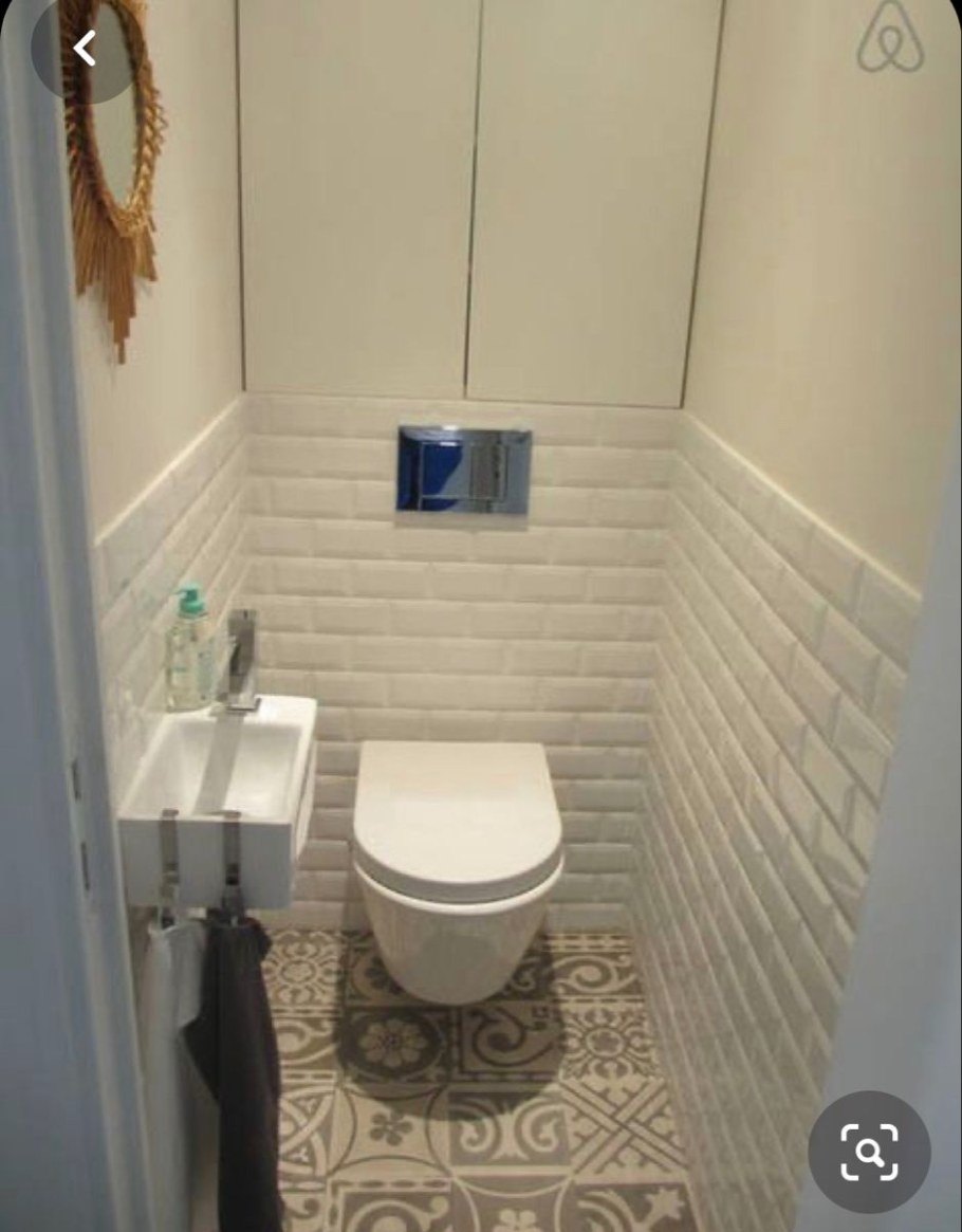 Туалет наполовину в плитке