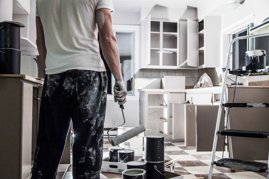 Мужик делает ремонт