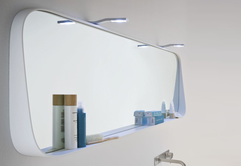 Зеркало в ванную комнату с полкой