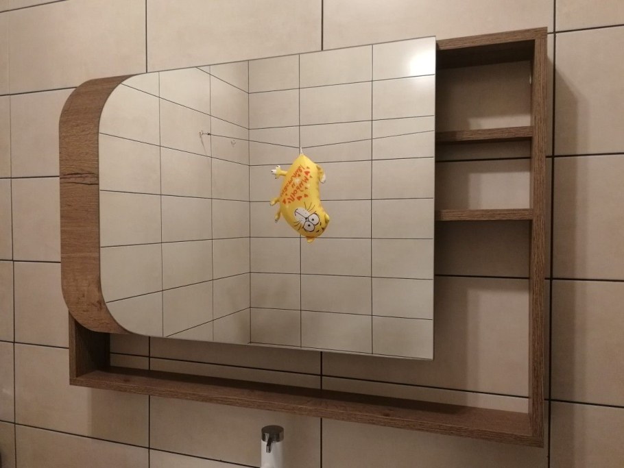 Зеркальная полка в ванную