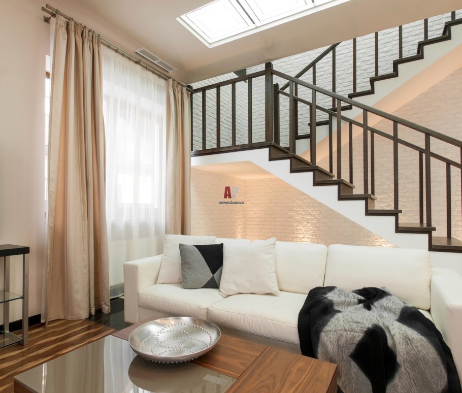 Интерьеры гостиных с лестницами