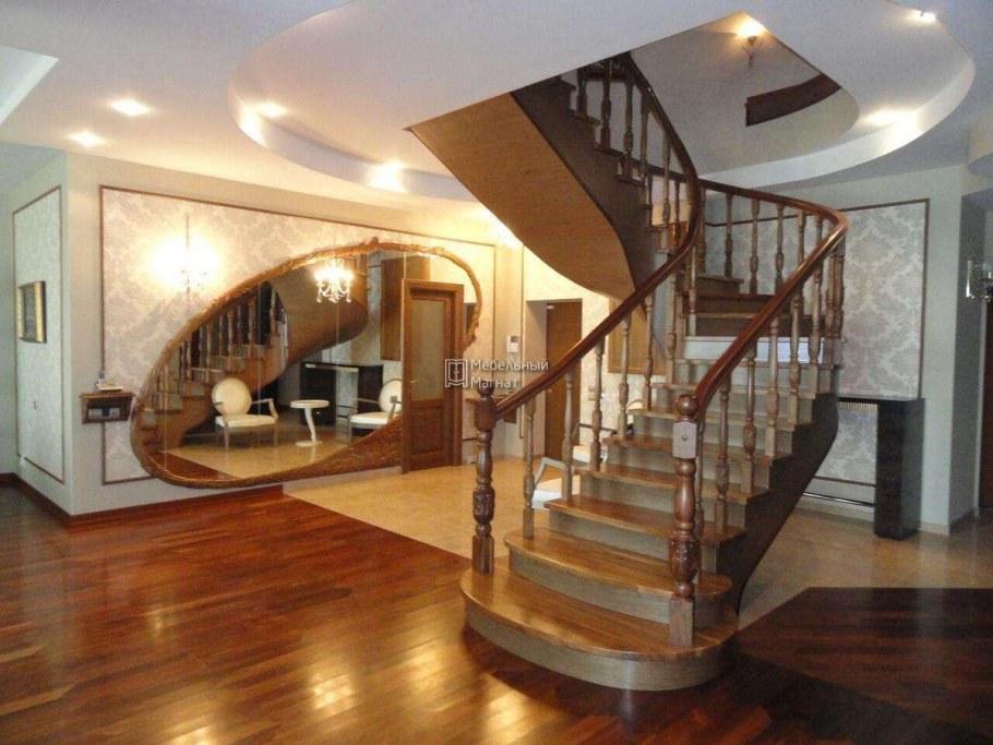 Лестница посередине гостиной