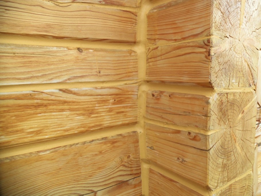 Конопатка углов профилированного бруса