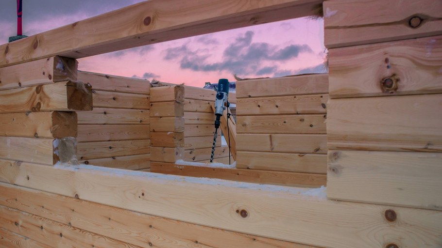 Крутит брус