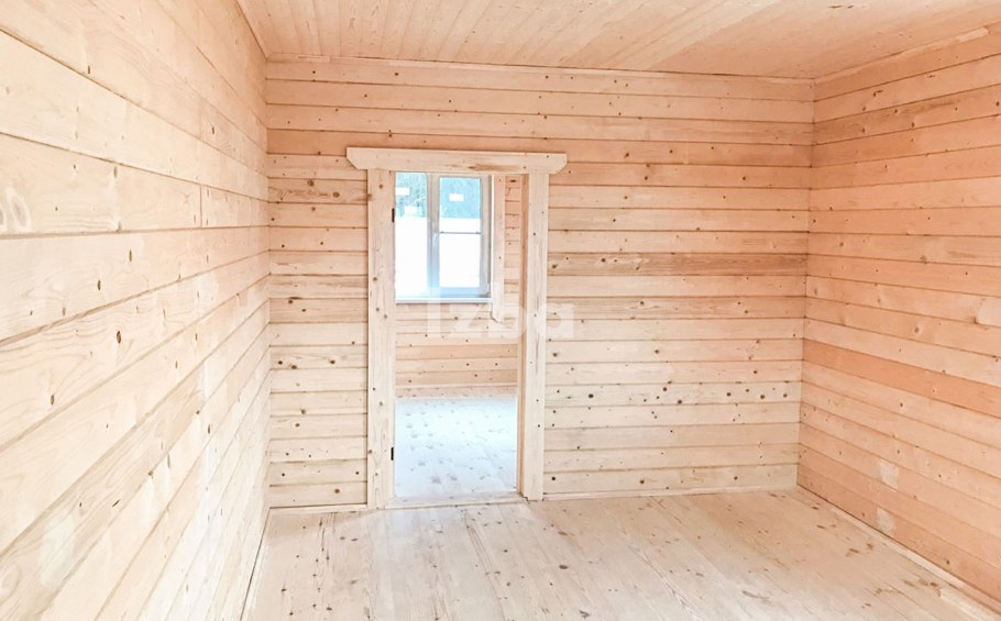 Ламинат в доме из профилированного бруса