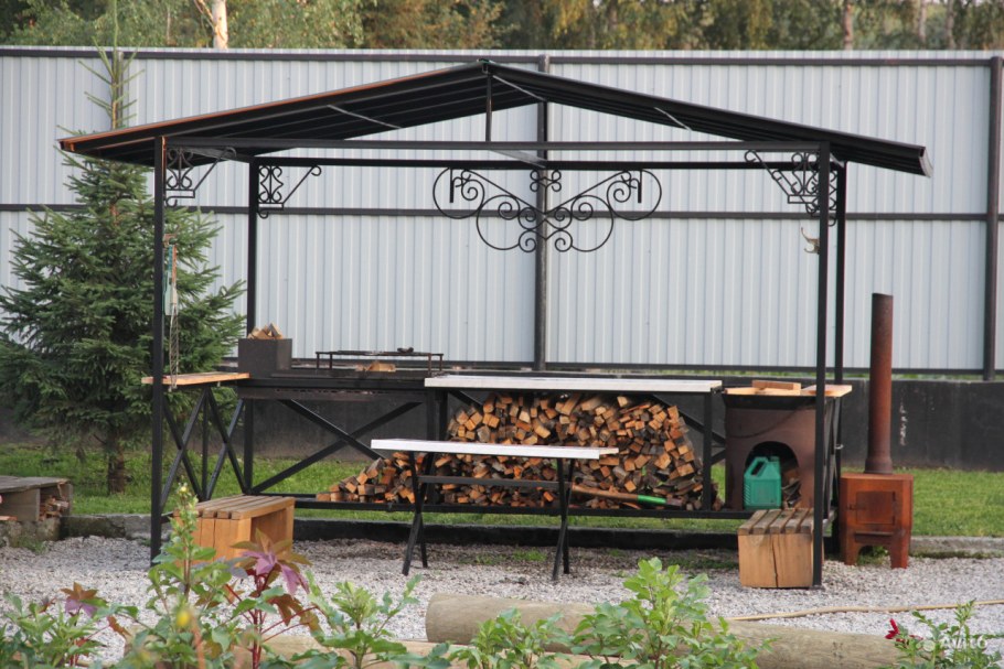 Пергола над зоной барбекю