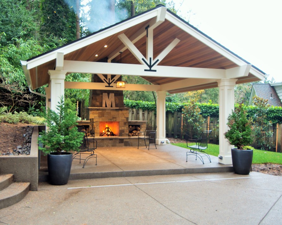 Патио с барбекю и деревянным навесом