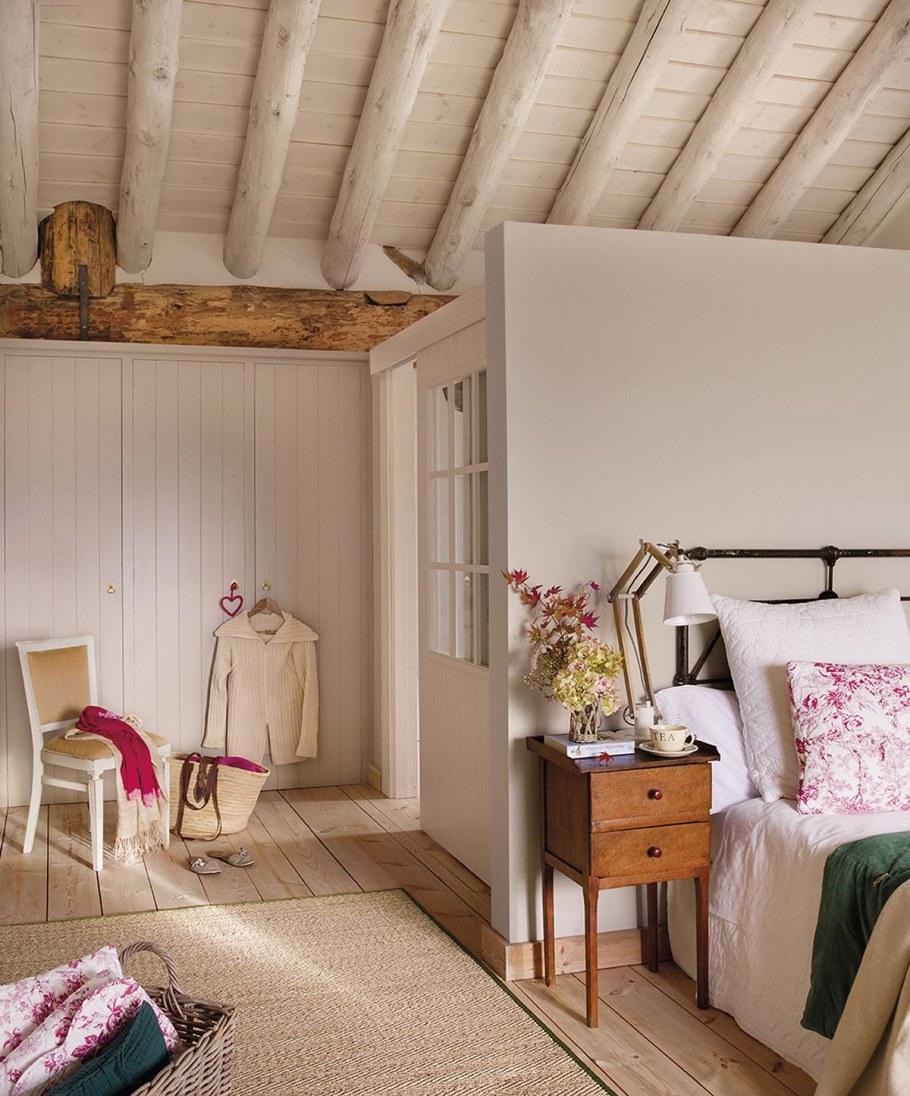 Спальня в деревянном доме в лесу