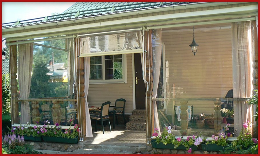 Открытая веранда с занавесками пристроенная к дому