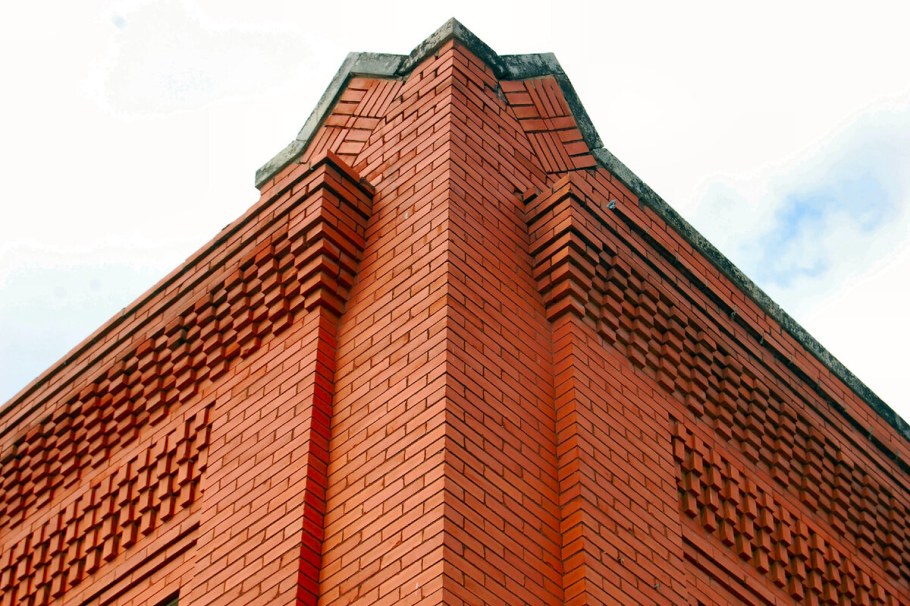 Кирпичный карниз