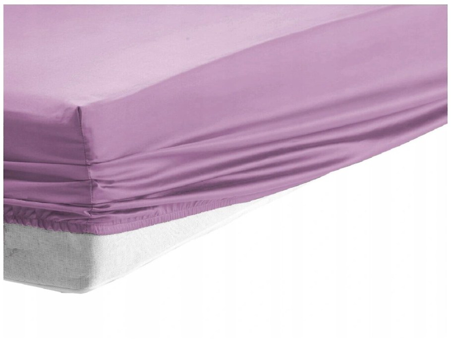 Кровать с постельным бельем