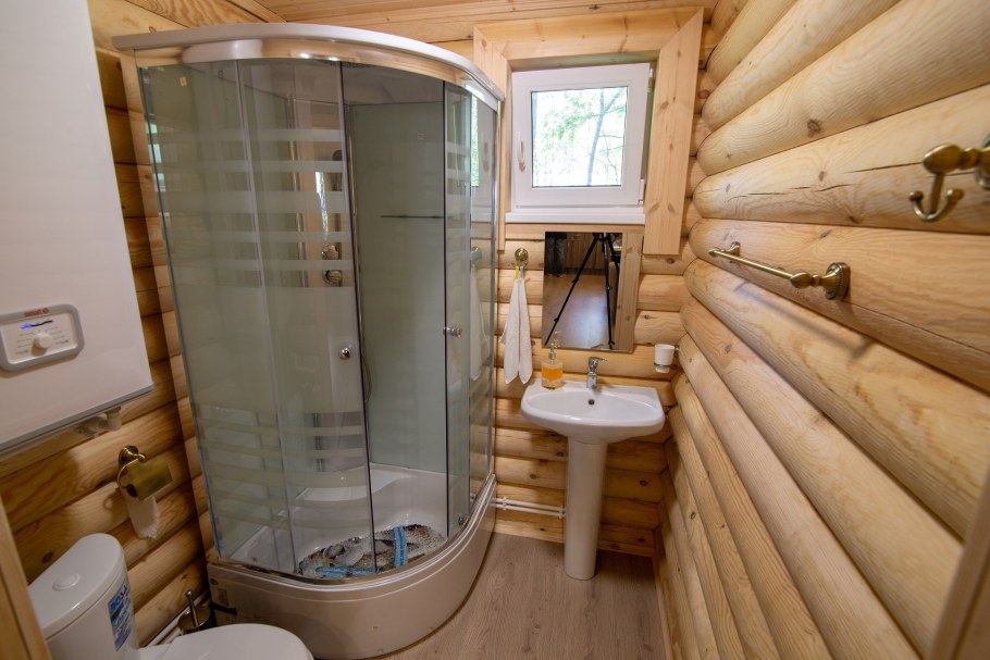 Небольшая ванная в доме на даче
