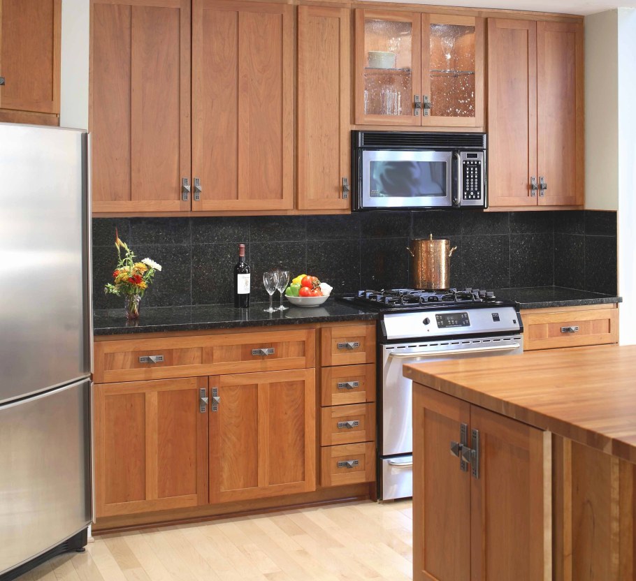 Гарнитур цвета ольха с тёмной столешницей