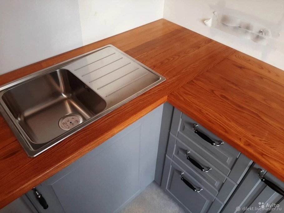 Кухня с деревянной столешницей