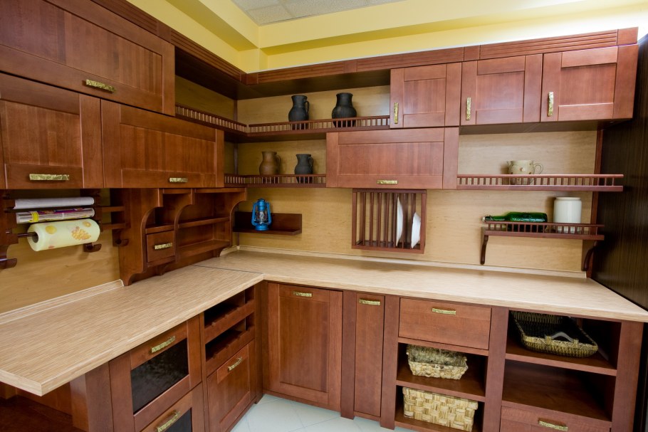 Дубовые фасады и светлая столешница