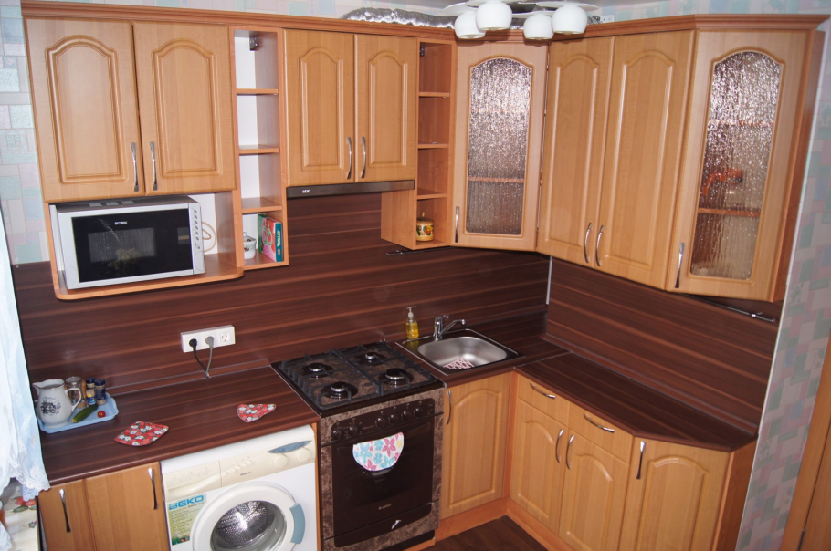 Кухни цвет ольха с тёмной столешницей