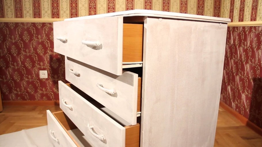 Покрасить старую мебель