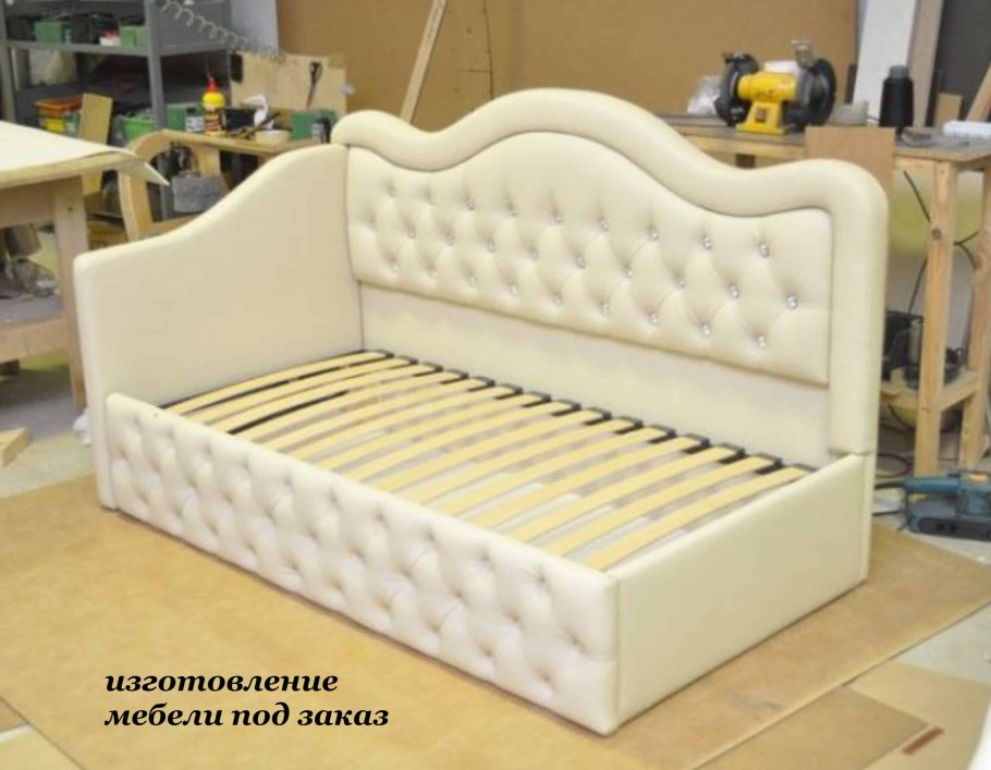 Детская кровать с мягкой обивкой