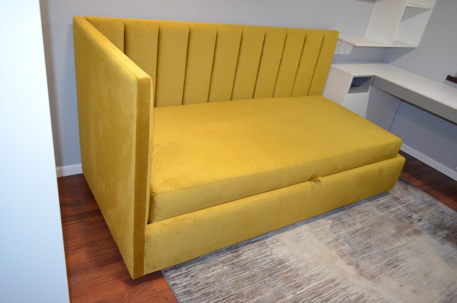 Диван раскладной с изголовьем