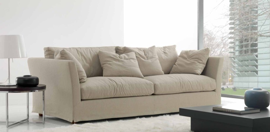 Диван с мягкими подушками