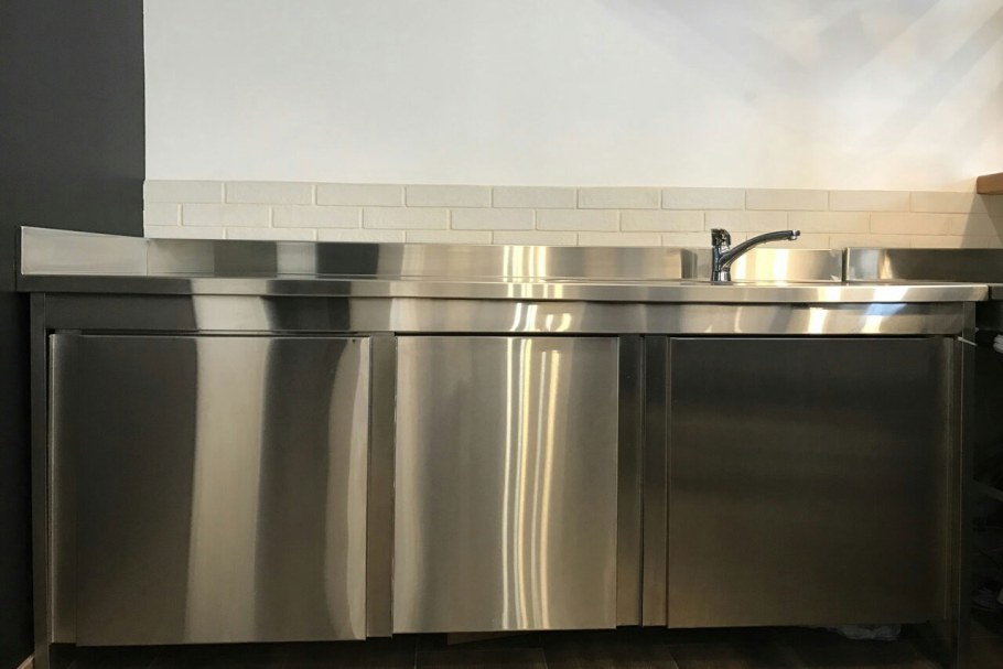 Кухня с металлическими фасадами