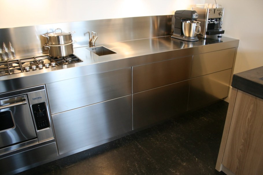 Кухня из нержавейки для квартиры