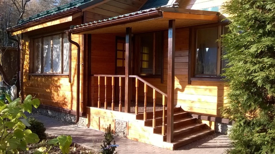 Крыльцо к деревянному дому