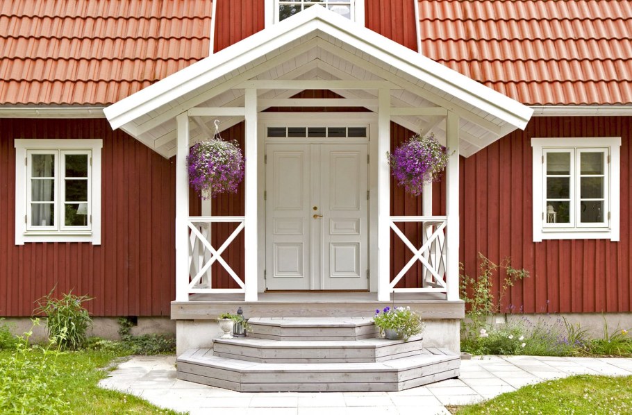 Маленькая веранда с крыльцом