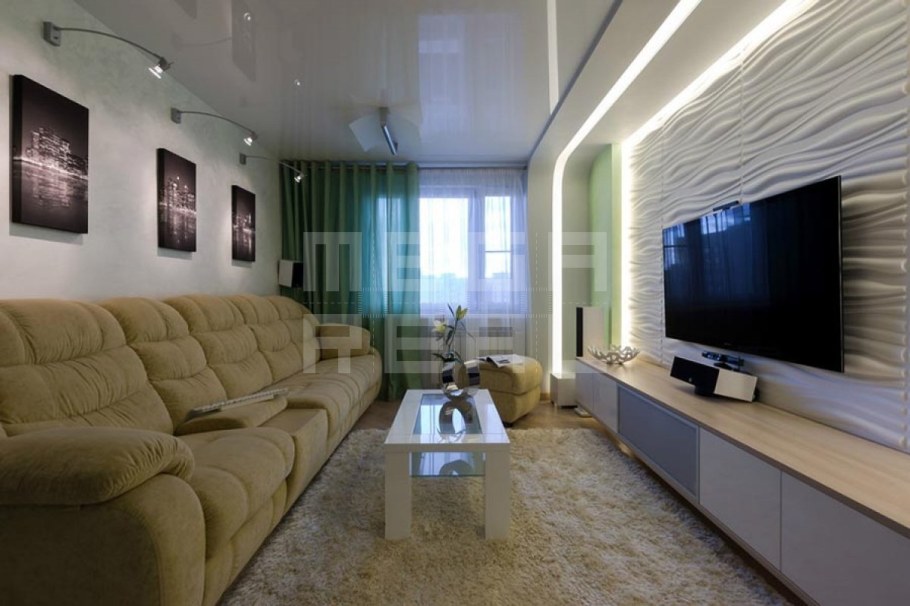 Угловой диван у окна в интерьере