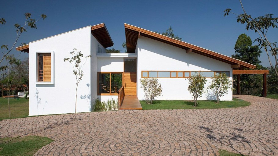 Одноэтажный дом хайтек с односкатной крышей