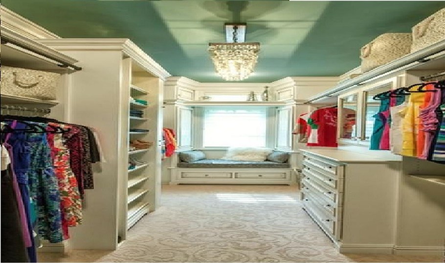 Гардеробная с окном и туалетным столиком