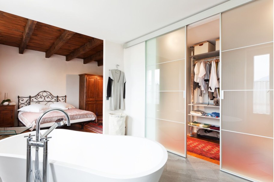 Спальня с ванной комнатой и гардеробной